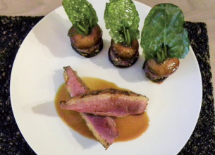 Magret de Canette de ferme frotté aux épices, “Hamburger” de navets et steak haché de canette aux mendiants