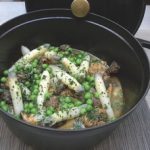 Fricassée de volaille aux morilles et asperges blanches cuite en cocotte