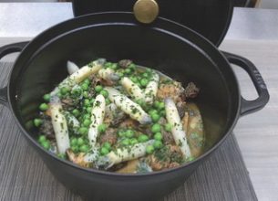 Fricassée de volaille aux morilles et asperges blanches cuite en cocotte