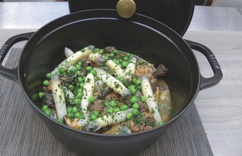 Fricassée de volaille aux morilles et asperges blanches cuite en cocotte