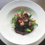Poulpe de roche fondant aux aromates, salicornes vinaigrées au banyuls et cocos plats à l’échalote