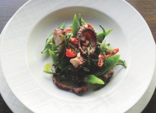 Poulpe de roche fondant aux aromates, salicornes vinaigrées au banyuls et cocos plats à l’échalote