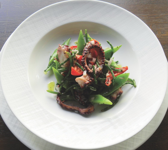 Poulpe de roche fondant aux aromates, salicornes vinaigrées au banyuls et cocos plats à l’échalote