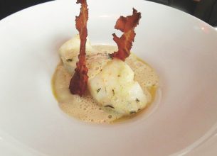 Pavé de lieu jaune, mousseline d’oignons à la bière blanche et chips de poitrine fumée