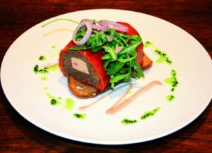 Terrine de joue de bœuf confite, au foie gras et piquillos