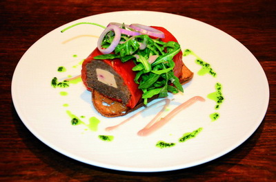 Terrine de joue de bœuf confite, au foie gras et piquillos