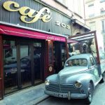 Un café populaire… et fumeur !