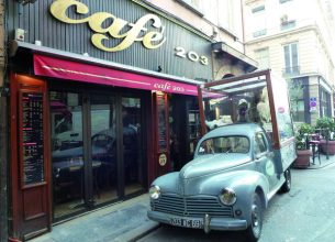 Un café populaire… et fumeur !