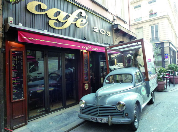 Un café populaire… et fumeur !