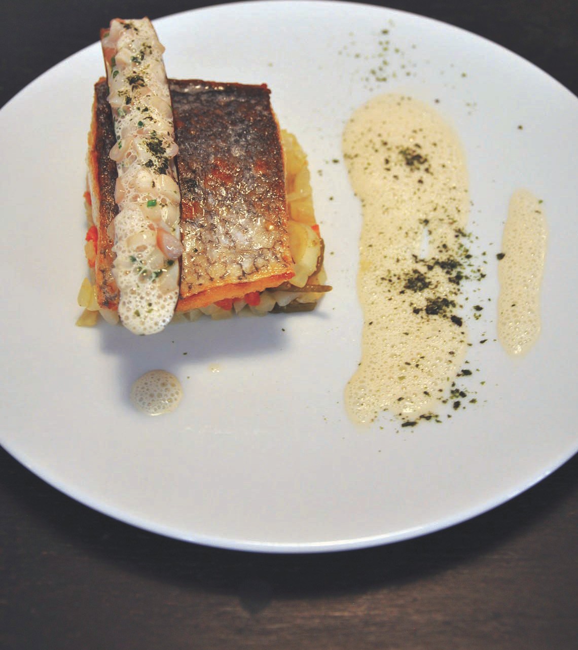 Filet de maigre rôti, fenouil croquant et couteaux, marinière de salicornes aux coquillages