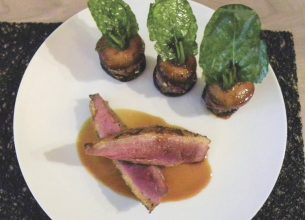 Magret de Canette de ferme frotté aux épices, “Hamburger” de navets  et steak haché de canette aux mendiants