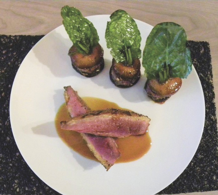 Magret de Canette de ferme frotté aux épices, “Hamburger” de navets et steak haché de canette aux mendiants
