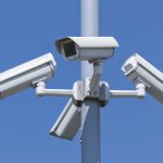 Des vacances sous haute surveillance