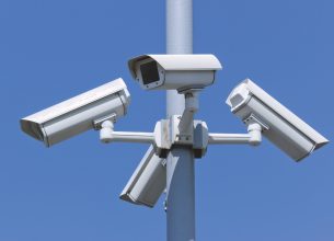 Des vacances sous haute surveillance