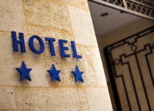 Un hôtel de tourisme peut être classé, quel que soit le nombre de chambres