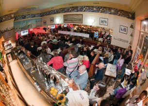 Un véritable café d’antan, sur la dynamique des cafés-débats culturels