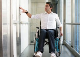 L’employeur est tenu d’assurer l’adaptation des salariés à leur poste de travail