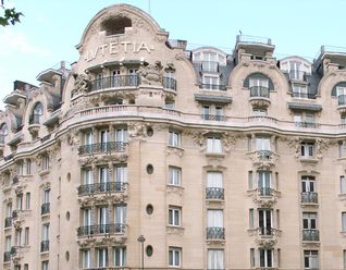 Le Lutetia occupé par des membres du CIP