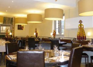 Un restaurant médiéval qui possède plusieurs cordes à son arc !