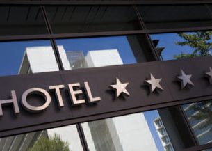 La taxe de séjour au réel pour les hôtels adoptée au Conseil de Paris