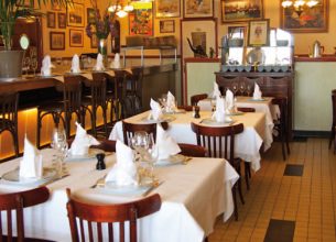 La table de pêcheurs aux airs de brasseries parisiennes