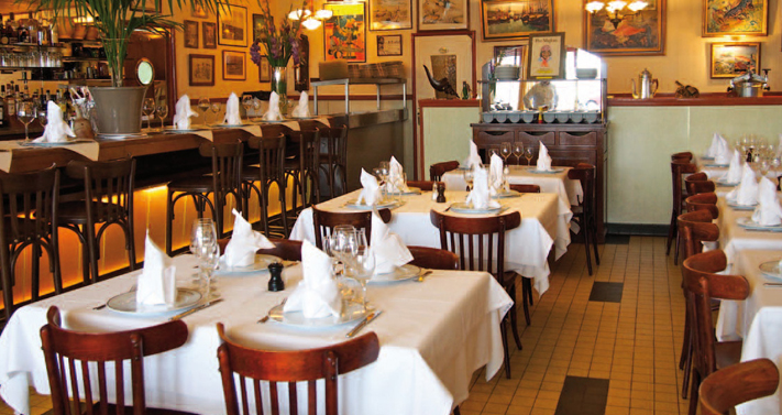 La table de pêcheurs aux airs de brasseries parisiennes