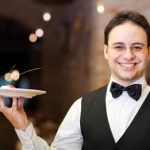 Y a-t-il un serveur dans la salle ?