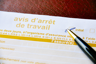 Un avis d’aptitude, même assorti de réserves, ne permet pas au salarié de se prévaloir des dispositions applicables en cas d’inaptitude