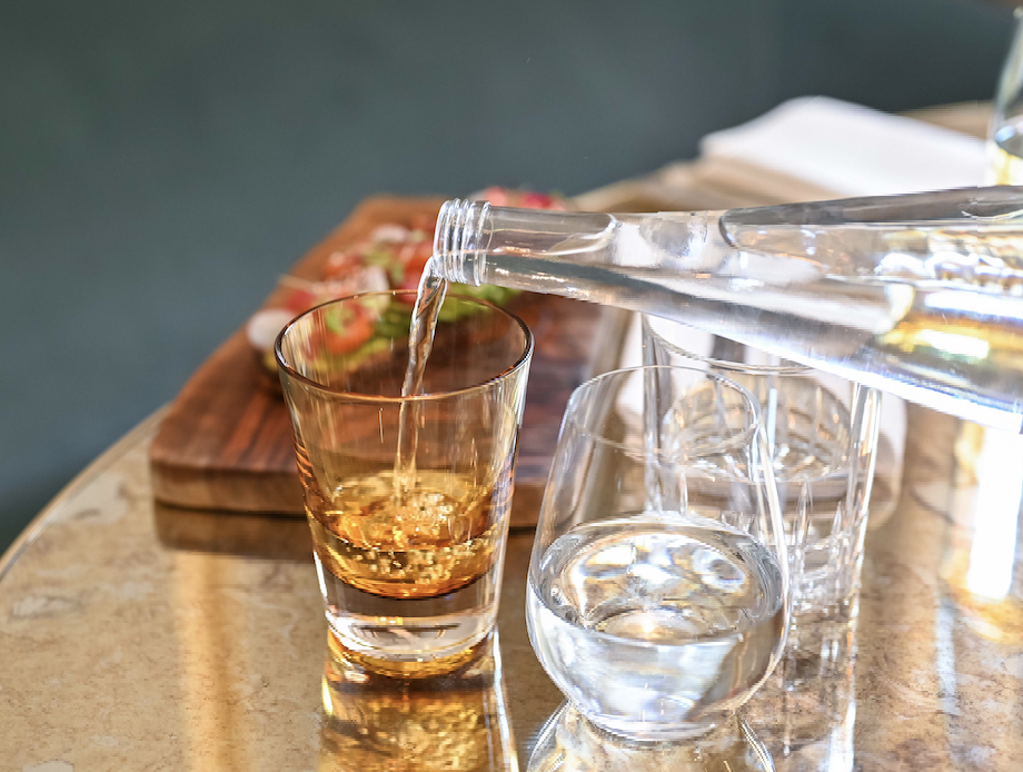 L’eau minérale naturelle : un gage de qualité et de sécurité sur les tables des restaurants