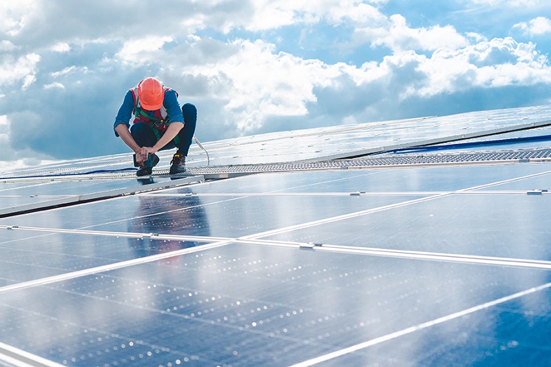 L’HÔTEL, L’ÉOLIEN ET LE SOLAIRE : les énergies renouvelables, sources de nuisances environnementales ?