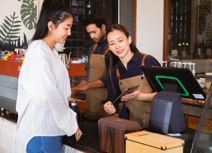 Zoom sur un arrêt emploi illégal de salarié étranger : le bon côté du bar ou comment une requalification en contrat de travail dépend vraiment de l’endroit où l’on se trouve…