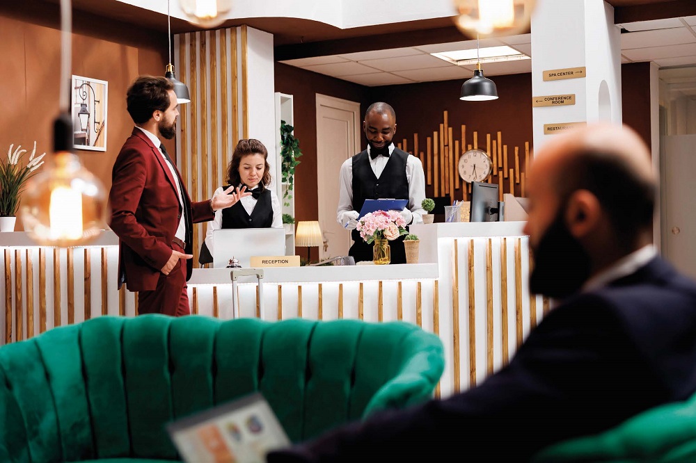 Clients, manies et frasques : l’hôtel et le silence de ses salariés