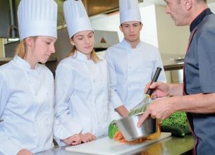 APPRENTI(E)S, PÉRIODES DE FORMATION EN CFA ET AVANTAGE « NOURRITURE » : le bulletin officiel de la Sécurité sociale (BOSS) renvoie à l’arrêté du 20 décembre 2002 …
