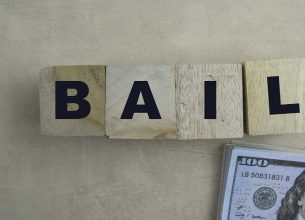 BAIL, CHARGES ET OBLIGATION D’INFORMATION DU LOCATAIRE PAR LE BAILLEUR : le retard dans la délivrance de l’information n’entraîne pas restitution des avances et provisions