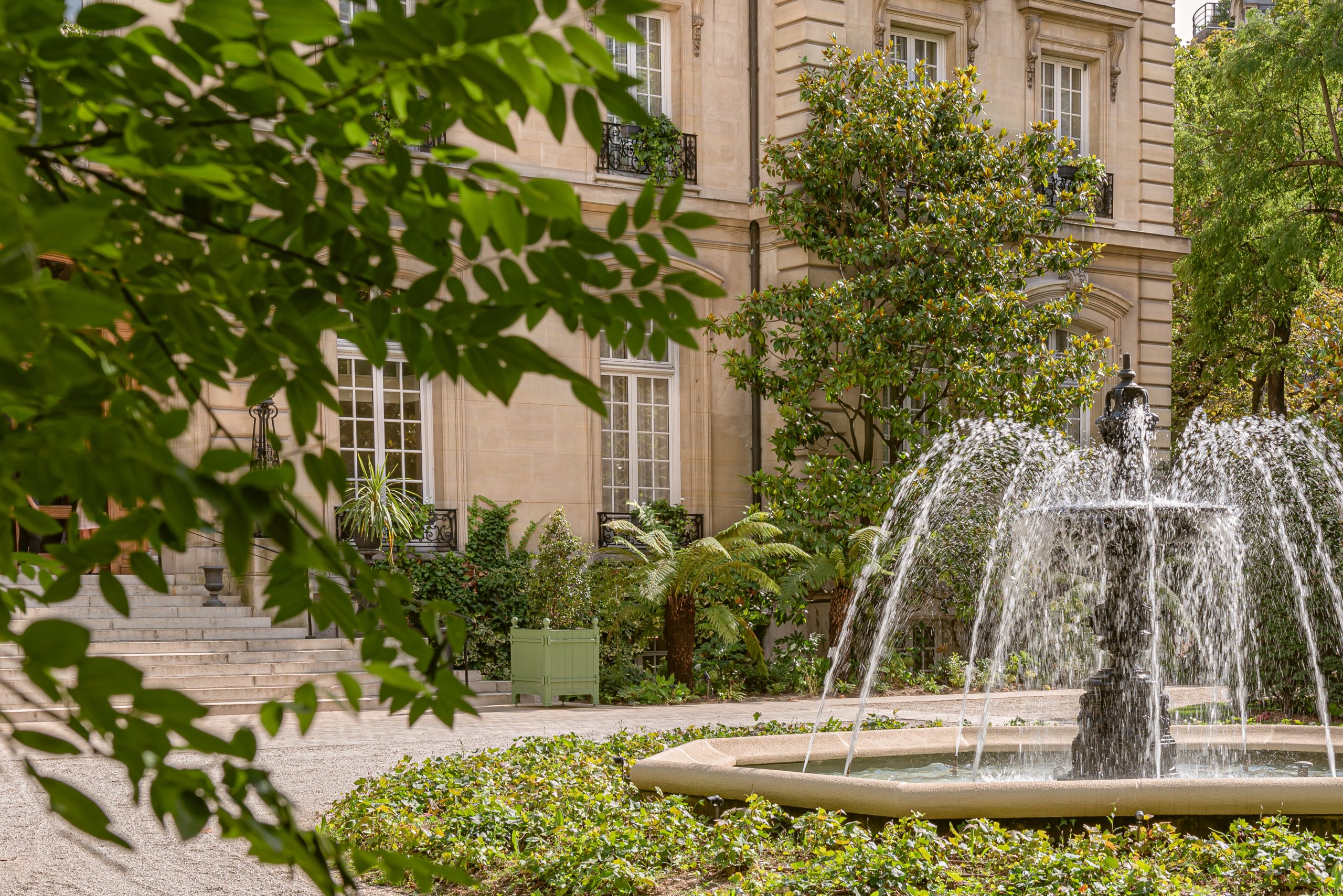 Le Saint James Paris dévoile sa terrasse estivale et ses nouvelles expériences gourmandes