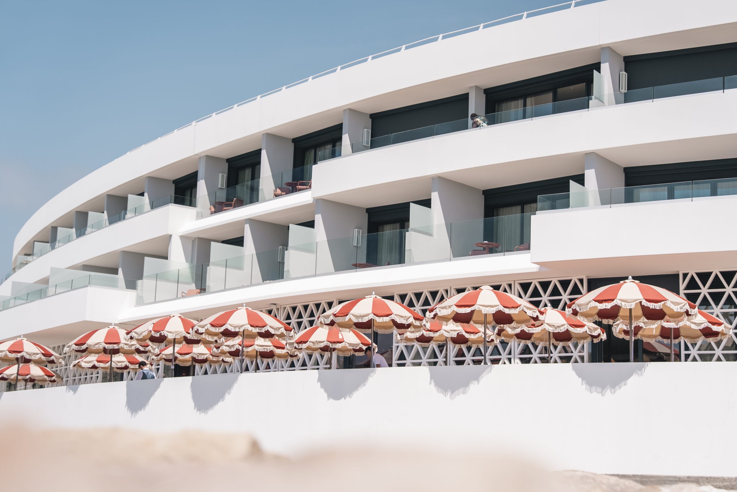 d+b Interior Design Studio signe les intérieurs du Marina Baie des Anges Hôtel, Curio Collection by Hilton