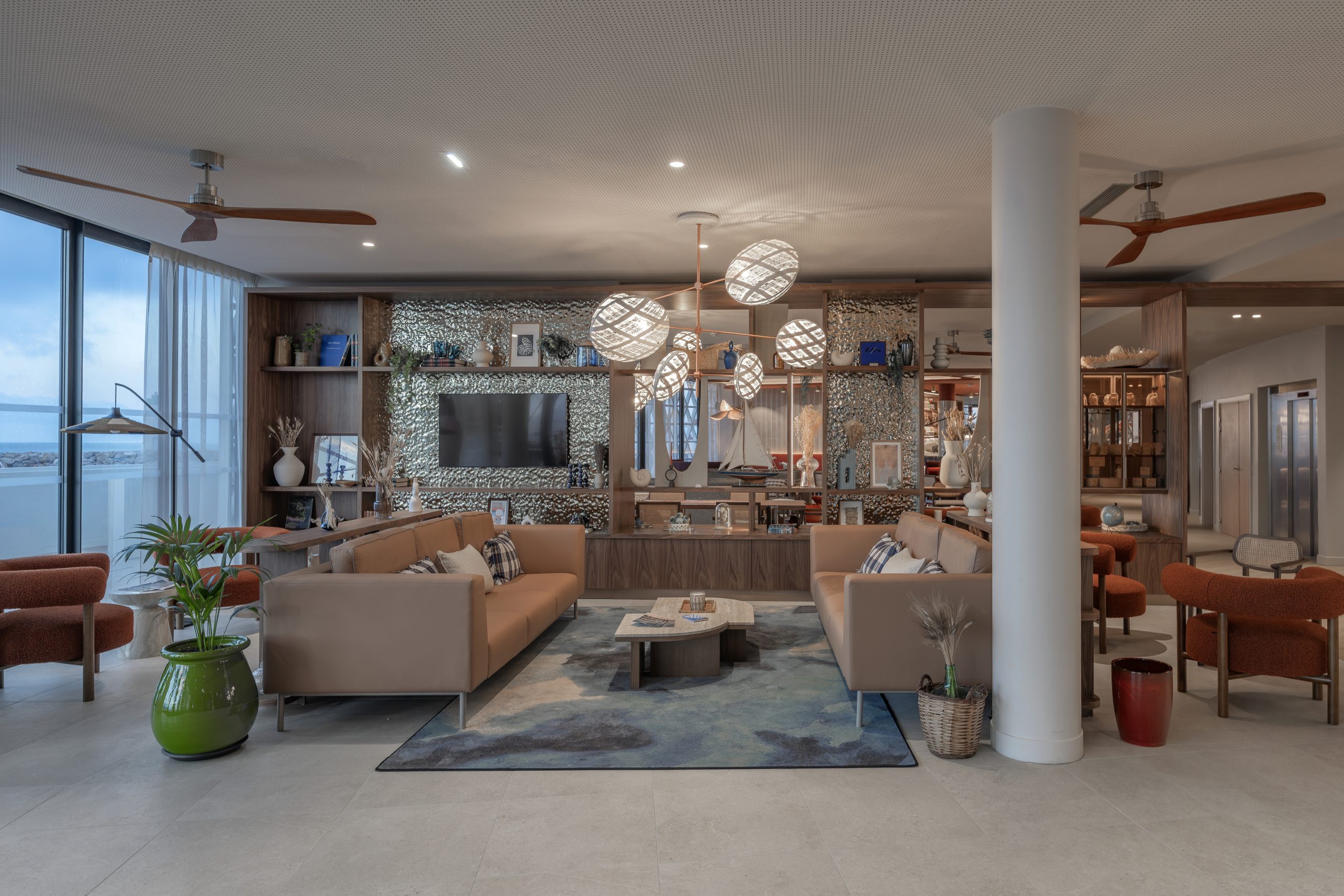 d+b Interior Design Studio signe les intérieurs du Marina Baie des Anges Hôtel, Curio Collection by Hilton
